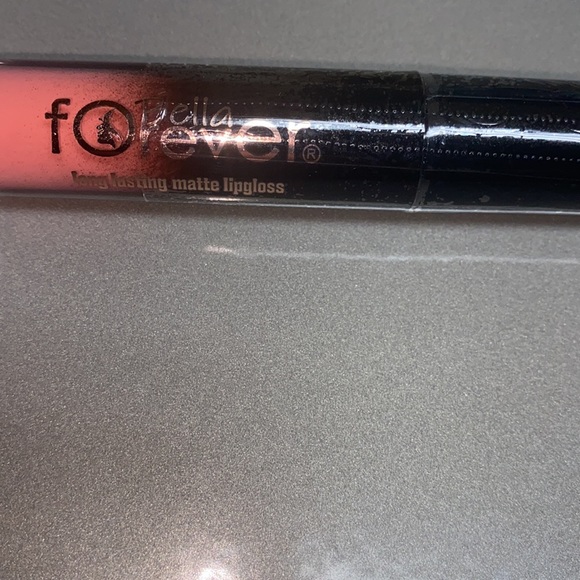 NEW Bella Forever Matte Lip Gloss PEACHY COLOR - Picture 2 of 3